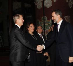 Don Felipe recibe el saludo del director general GSM Association (GSMA)