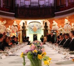 Vista general de la mesa presidencial momentos antes de dar comienzo la cena oficial del Mobile World Congress 2017
