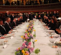 Vista general de la mesa presidencial momentos antes de dar comienzo la cena oficial del Mobile World Congress 2017