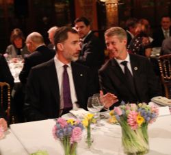 Su Majestad el Rey, en la mesa presidencial, conversa con el director general de GSMA, Mats Granryd