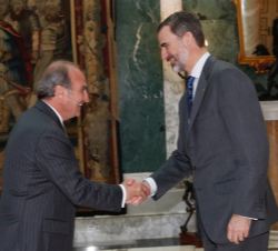 Su Majestad el Rey recibe el saludo del presidente del Comité Ejecutivo de Foment del Treball Nacional, Joaquín Gay de Montellá Ferrer‐Vidal