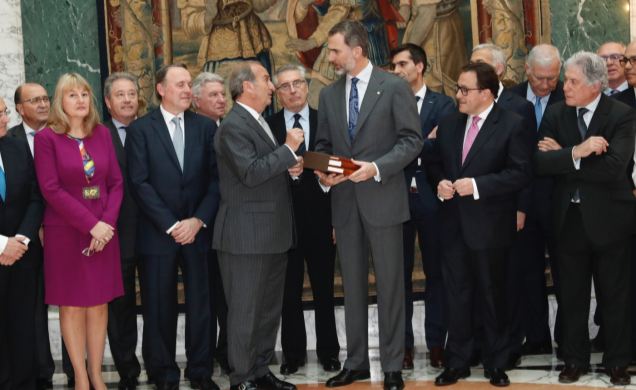 Su Majestad el Rey recibe el primer ejemplar de la edición especial numerada de "La Historia del Fomento del trabajo 1771-2011"