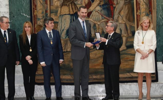 Don Felipe recibe la Medalla de Oro de la Real Academia de Ciencias Económicas y Financieras de manos del presidente de la institución, Jaime Gil Aluj
