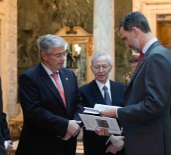Su Majestad el Rey hojea el libro conmemorativo editado por el Consorci de la Zona Franca de Barcelona con motivo de su centenario