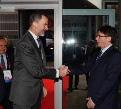 Su Majestad el Rey recibe el saludo del presidente de la Generalitat de Cataluña, Carles Puigdemont