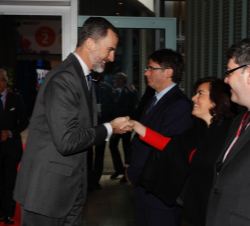 Don Felipe recibe el saludo de la vicepresidenta del Gobierno y ministra de la Presidencia y para las Administraciones Territoriales, Soraya Sáenz de 