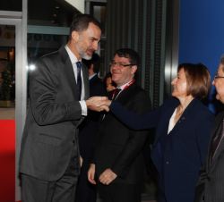 Don Felipe recibe el saludo de la presidenta del Parlamento de Cataluña, Carme Forcadell