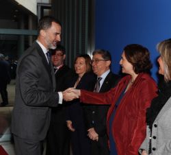 Don Felipe recibe el saludo de la alcaldesa de Barcelona, Ada Colau