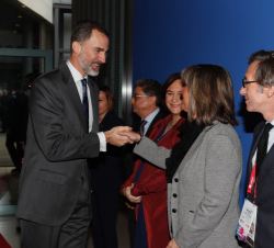 Su Majestad el Rey recibe el saludo de la alcaldesa de Hospitalet de Llobregat, Núria Marín