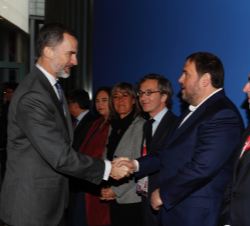 Su Majestad el Rey recibe el saludo del vicepresidente de la Generalitat de Cataluña, Oriol Junqueras