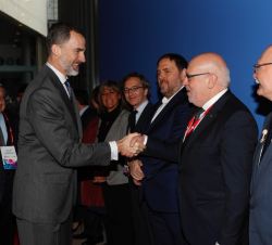 Don Felipe recibe el saludo del consejero de Empresa y Conocimiento de la Generalitat de Cataluña, Jordi Baiget