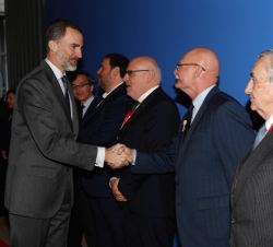 Su Majestad el Rey recibe el saludo del consejero delegado de GSMA y vicepresidente ejecutivo de la Mobile World Capital, John Hoffman
