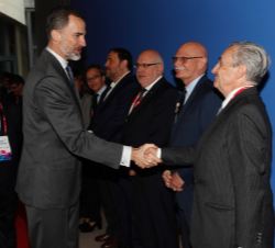Don Felipe recibe el saludo del presidente de la Comisión Nacional de los Mercados y la Competencia, José María Marín