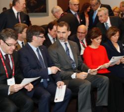 Su Majestad el Rey conversa con el presidente de la Generalitat de Cataluña, Carles Puigdemont, antes de la reunión de trabajo
