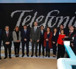 Su Majestad el Rey y las autoridades que le acompañaban, en el estand de Telefónica