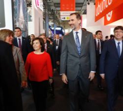 Don Felipe, junto a la vicepresidenta Sáenz de Santamaría, la alcaldesa de Hospitalet de Llobregat y el presidente de la Generalitat de Cataluña, dura