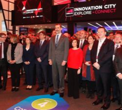 Su Majestad el Rey y las autoridades que le acompañaban, en el estand de GSMA Innovation City