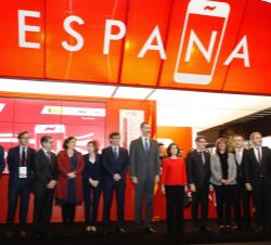 Su Majestad el Rey y las autoridades que le acompañaban, en el Pabellón de España