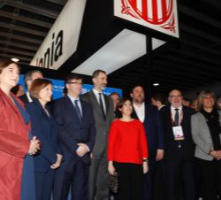Su Majestad el Rey y las autoridades que le acompañaban, en el Pabellón de la Generalitat de Cataluña