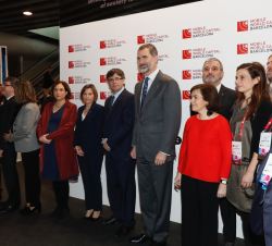 Su Majestad el Rey y las autoridades que le acompañaban, en el estand de Barcelona Mobile World Capital 