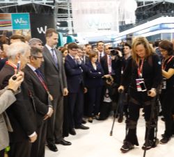 Su Majestad el Rey presencia una demostración en el estand de Vodafone