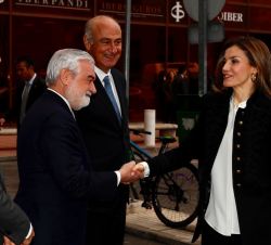 Doña Letizia recibe el saludo del director de la Real Academia Española y presidente del Patronato Fundéu BBVA, Darío Villanueva