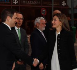 Doña Letizia recibe el saludo del director de Comunicación de BBVA y vicepresidente segundo de Fundéu BBVA, Paul Tobin