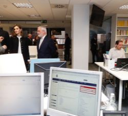 Doña Letizia atiende a las explicaciones sobre la labor de Fundéu del director general de Fundéu BBVA, Joaquín Müller-Thyssen