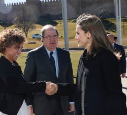 Su Majestad la Reina saluda a la ministra de Sanidad, Servicios Sociales e Igualdad, Dolors Montserrat