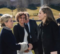 Su Majestad la Reina saluda a la delegada del Gobierno en la Comunidad de Castilla y León, María José Salgueiro