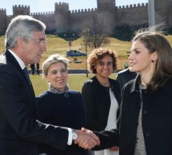 Su Majestad la Reina saluda al alcalde de Ávila, José Luis Rivas 