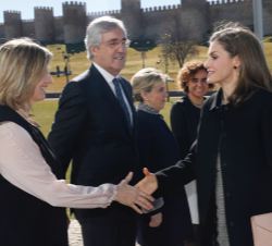 Su Majestad la Reina saluda a la consejera de Familia e Igualdad de Oportunidades de la Junta de Castilla y León, Alicia García