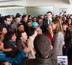 Doña Letizia saluda a las personas presentes en la clausura del congreso