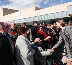 Doña Letizia saluda a las personas presentes a su salida del centro de Exposiciones y Congresos “Lienzo Norte” de Ávila