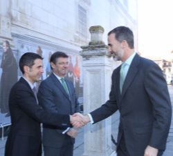 Su Majestad el Rey recibe el saludo del alcalde de Alcalá de Henares, Javier Rodríguez