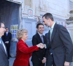 Su Majestad el Rey recibe el saludo de la defensora del Pueblo, Soledad Becerril