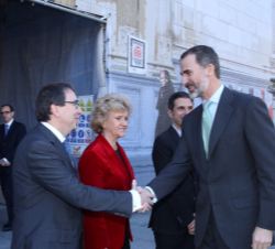 Su Majestad el Rey recibe el saludo del rector magnífico de la Universidad de Alcalá de Henares, Fernando Galván