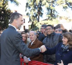 Su Majestad el Rey recibe el cariño del público congregado a su llegada a la Universidad de Alcalá de Henares
