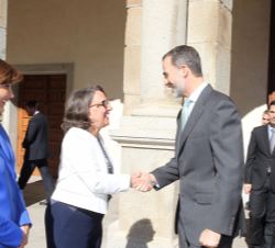 Su Majestad el Rey recibe el saludo de la secretaria general Iberoamericana, Rebeca Grynspan