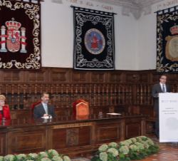 Su Majestad el Rey ocupa su lugar en la mesa presidencial