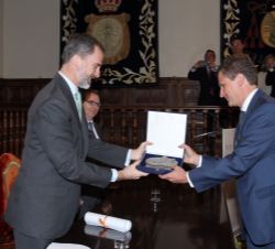 Juan Carlos Lenz, presidente de la Junta Directiva de la Patrulla Aérea Civil Colombiana recibe, de manos de Don Felipe, la placa que les acredita com