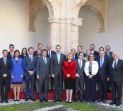 Fotografía de grupo con las autoridades de la mesa presidencial, los miembros de la Patrulla Aérea Civil Colombiana y los integrantes del Jurado
