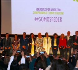 Su Majestad la Reina junto a los premiados