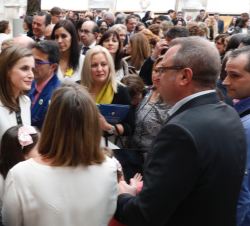 Su Majestad la Reina conversa con varios de los asistentes al acto