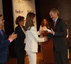 Su Majestad la Reina entrega el Premio al Embajador de las Enfermedades Raras al presidente de “Otro Mundo es Posible”, Celestino Olalla