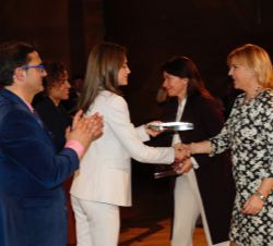 La Reina entrega el Premio a la Defensa de los derechos de las personas con Enfermedades Raras a la consejera de Familia e Igualdad de Oportunidades d