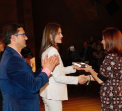 Su Majestad la Reina entrega el Premio al mejor proyecto para favorecer la investigación a través del trabajo en RED a la consejera de Sanidad Univers