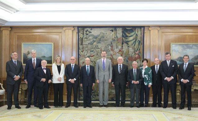 Su Majestad el Rey junto al Comité Ejecutivo del Homenaje Universal al Idioma Español