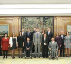 Su Majestad el Rey junto a los representantes de la Fundación Deporte y Desafío