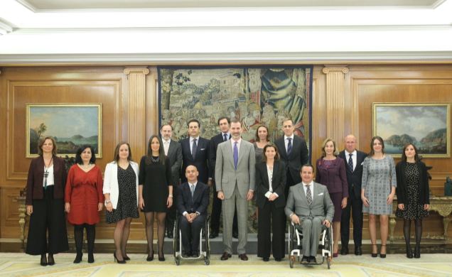 Su Majestad el Rey junto a los representantes de la Fundación Deporte y Desafío